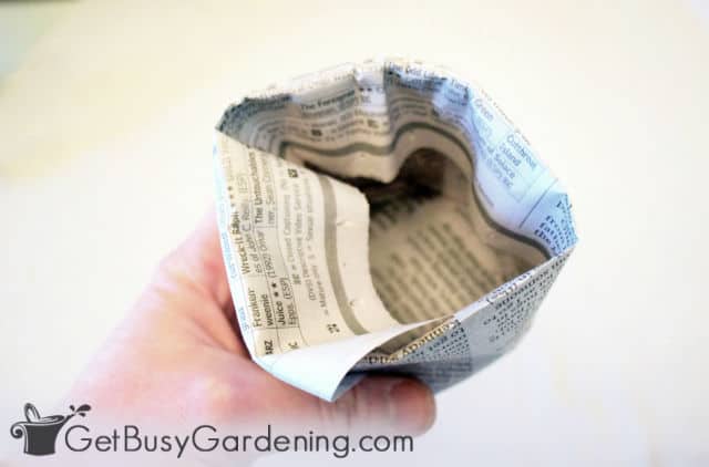 Round newspaper pot completed and ready to use