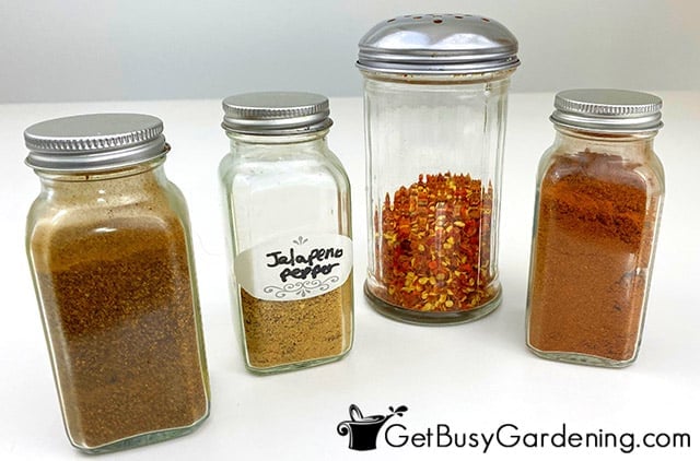 Filling spice jars with pepper powder