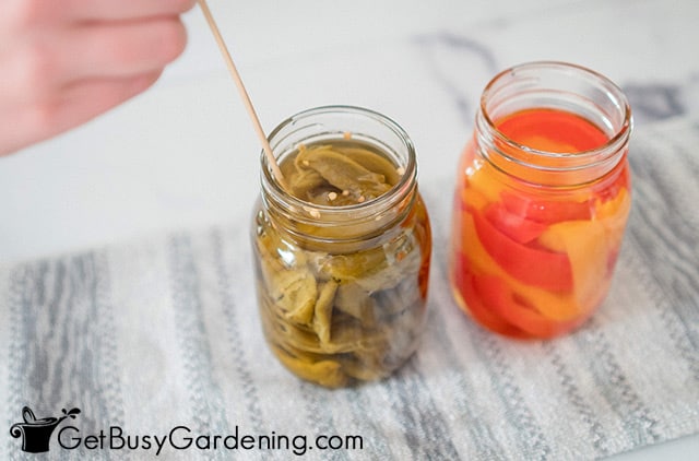 Removing air bubbles from a jar of peppers
