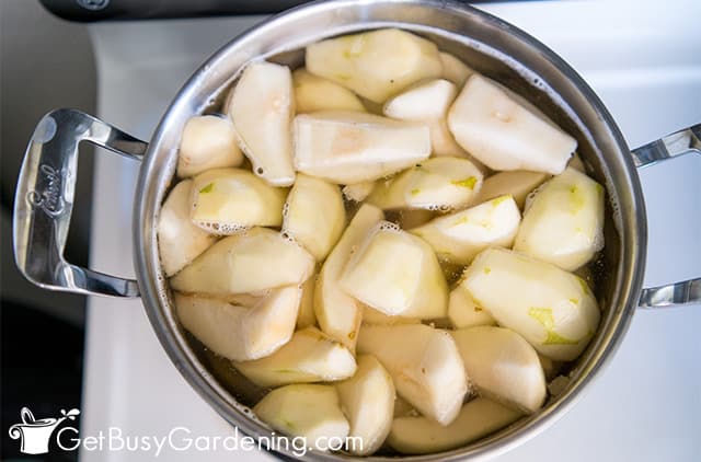Cooking pears for canning