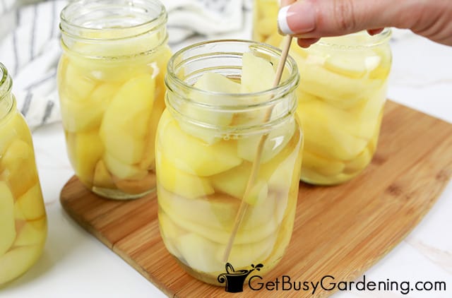 Removing air bubbles from a jar of apples
