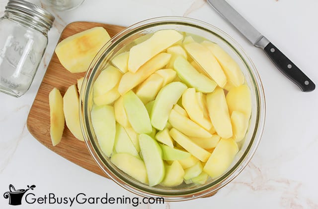 Soaking apples in lemon water before canning
