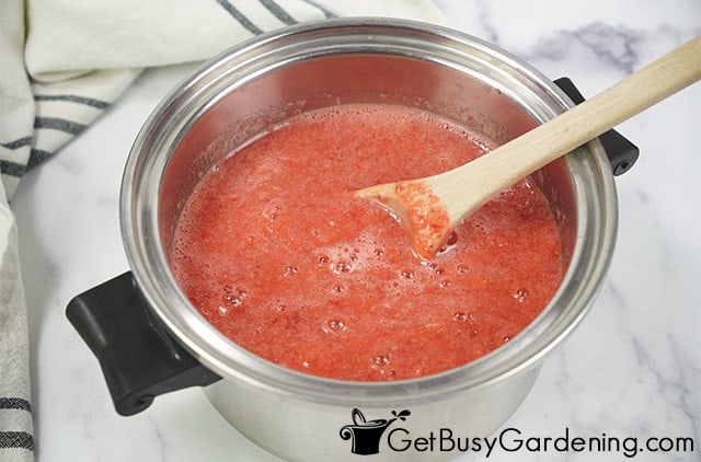 Cooking strawberry jam for canning