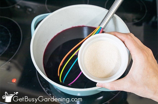 Adding pectin to thicken blueberry juice into jelly