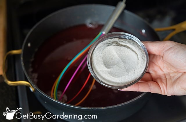 Adding pectin to make the jelly