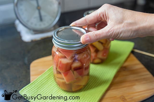 Removing the band from a jar of rhubarb