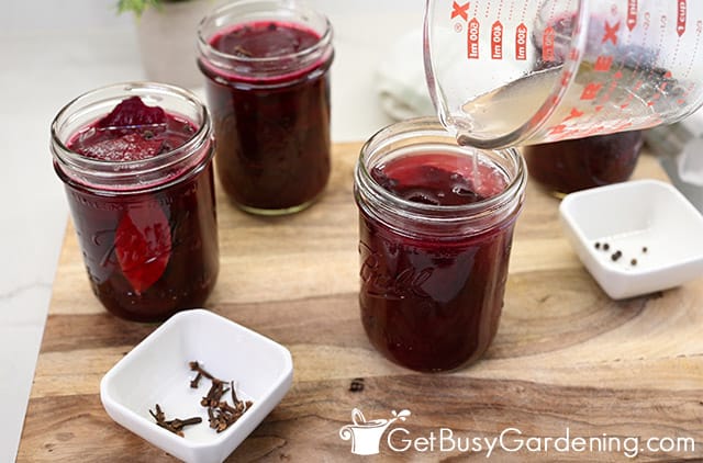 Filling jars with beets and pickling brine