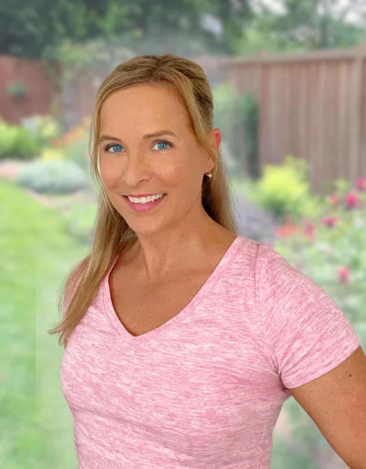 Amy Andrychowicz headshot pink shirt